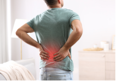 Dor nas costas é um dos sintomas avaliados pelo reumatologista.