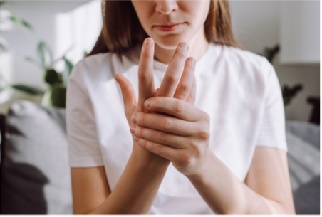 A artrite reumatoide causa dores e inchaço nas mãos.