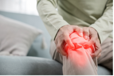 A dor nos joelhos é um sintoma comum de artrose.