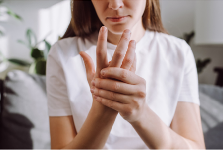 A artrite reumatoide causa dores e inchaço nas mãos.