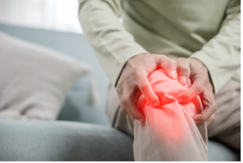 A dor nos joelhos é um sintoma comum de artrose.